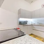 Διαμέρισμα Lovely Traditional 4br Townhouse In Charming By 360 Estates