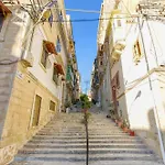 Lovely Traditional 4br Townhouse In Charming By 360 Estates