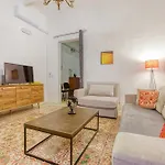 Διαμέρισμα Lovely Traditional 4br Townhouse In Charming By 360 Estates *