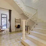 Διαμέρισμα Lovely Traditional 4br Townhouse In Charming By 360 Estates