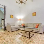 Διαμέρισμα Lovely Traditional 4br Townhouse In Charming By 360 Estates