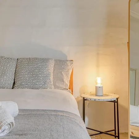Διαμέρισμα Lovely Traditional 4br Townhouse In Charming By 360 Estates *