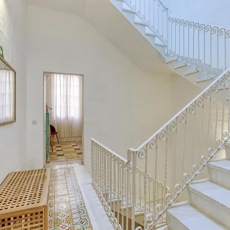 Διαμέρισμα Lovely Traditional 4br Townhouse In Charming By 360 Estates *
