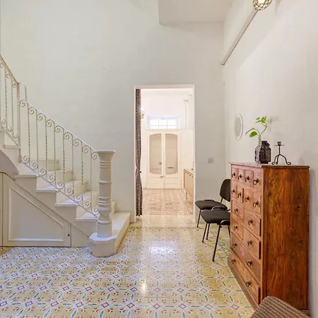 Lovely Traditional 4br Townhouse In Charming By 360 Estates * Isla