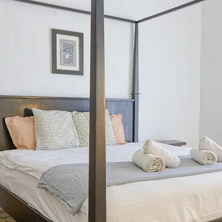 Lovely Traditional 4br Townhouse In Charming By 360 Estates