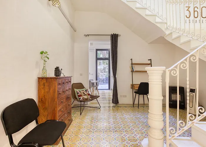 Lovely Traditional 4br Townhouse In Charming By 360 Estates *