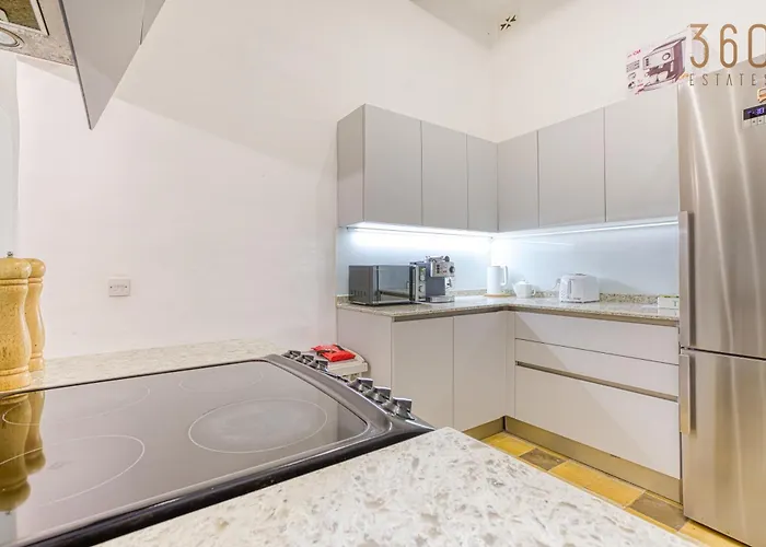 Apartament Lovely Traditional 4br Townhouse In Charming By 360 Estates