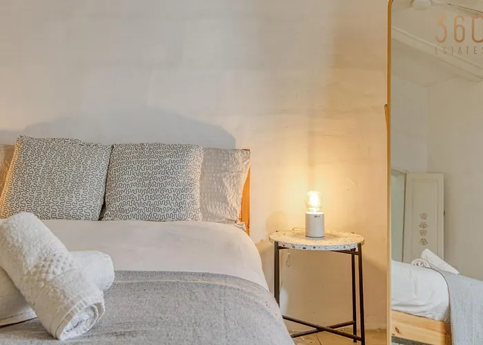 Apartament Lovely Traditional 4br Townhouse In Charming By 360 Estates *