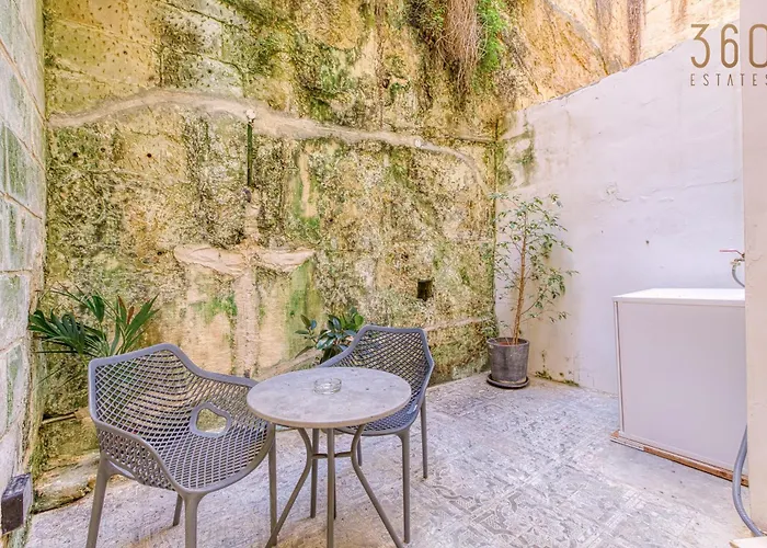 Lovely Traditional 4br Townhouse In Charming By 360 Estates Apartament *