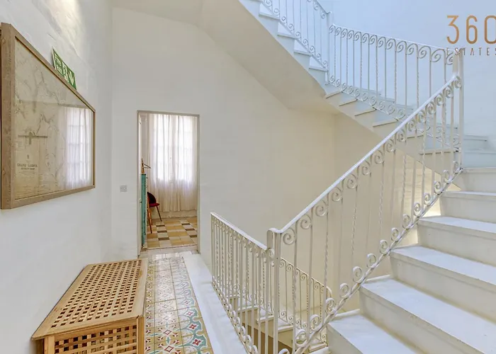 Apartament Lovely Traditional 4br Townhouse In Charming By 360 Estates *