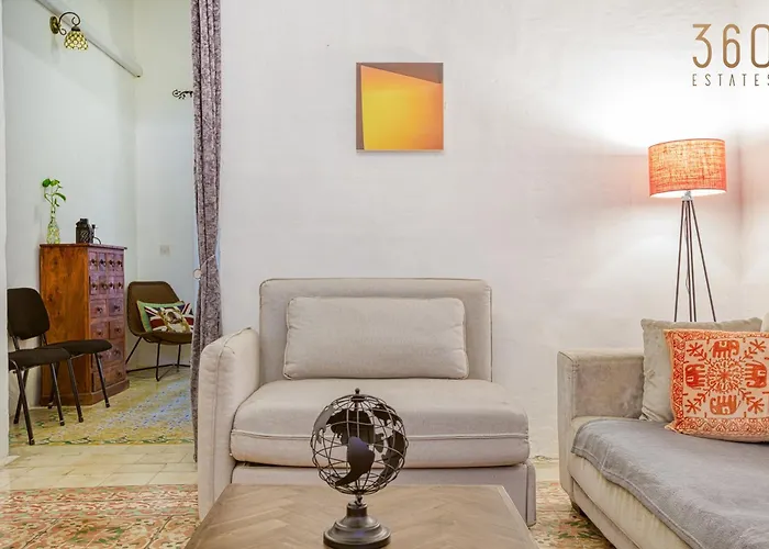 Lovely Traditional 4br Townhouse In Charming By 360 Estates *