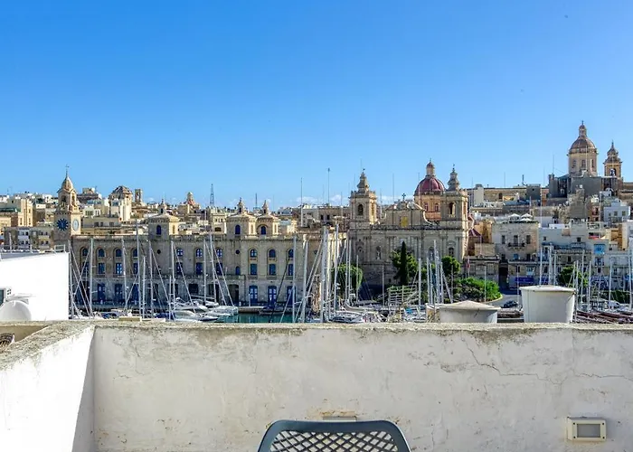 Lovely Traditional 4br Townhouse In Charming By 360 Estates *