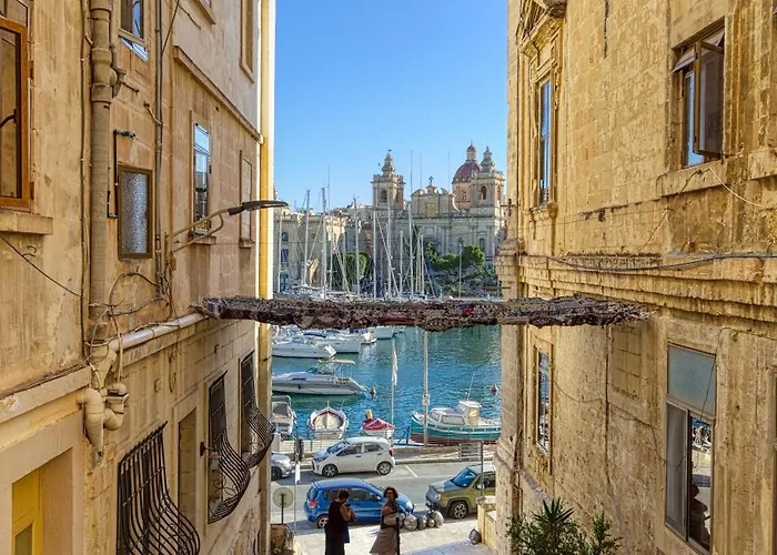 Lovely Traditional 4br Townhouse In Charming By 360 Estates