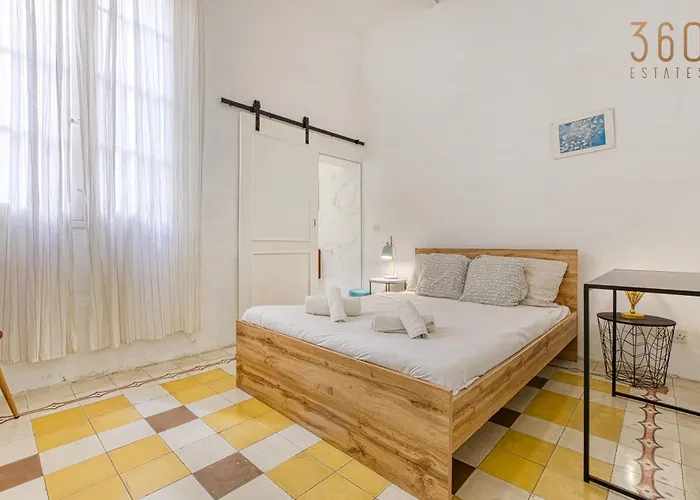 Apartament Lovely Traditional 4br Townhouse In Charming By 360 Estates