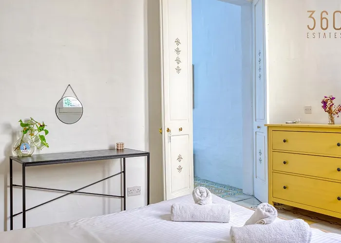 Lovely Traditional 4br Townhouse In Charming By 360 Estates Apartament *