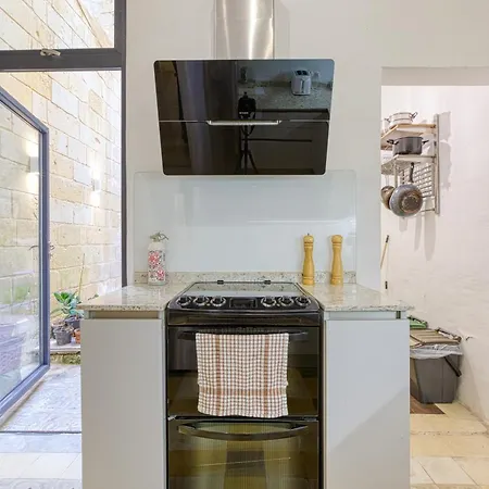 Apartment Lovely Traditional 4br Townhouse In Charming By 360 Estates *