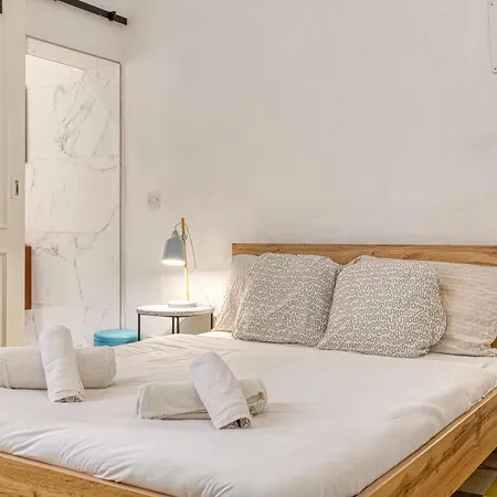 Apartment Lovely Traditional 4br Townhouse In Charming By 360 Estates