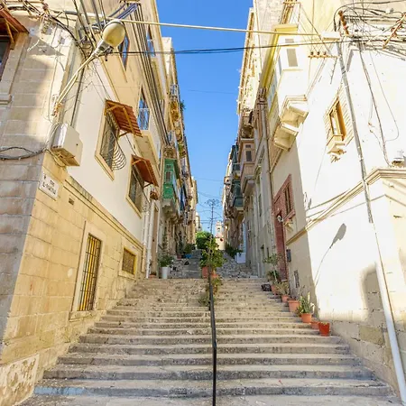 Lovely Traditional 4br Townhouse In Charming By 360 Estates