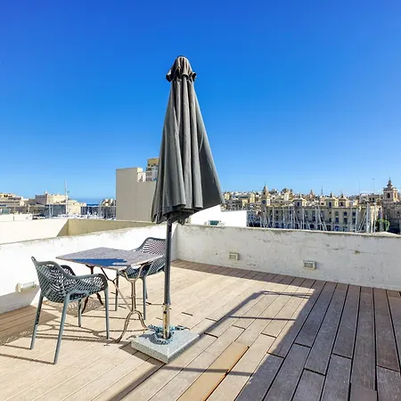 Lovely Traditional 4br Townhouse In Charming By 360 Estates