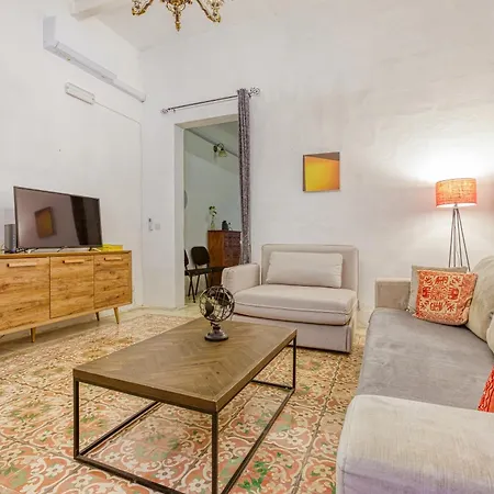 Apartment Lovely Traditional 4br Townhouse In Charming By 360 Estates *