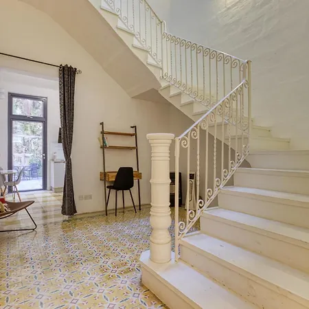 Apartment Lovely Traditional 4br Townhouse In Charming By 360 Estates
