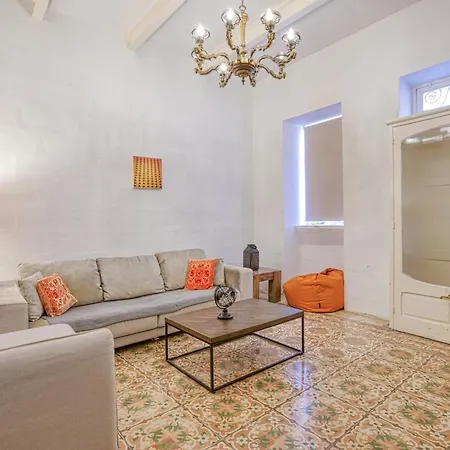 Lovely Traditional 4br Townhouse In Charming By 360 Estates Apartment *