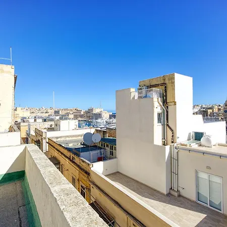 Lovely Traditional 4br Townhouse In Charming By 360 Estates