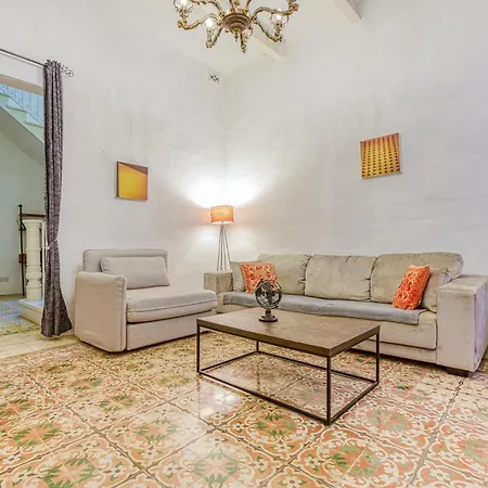 Apartment Lovely Traditional 4br Townhouse In Charming By 360 Estates