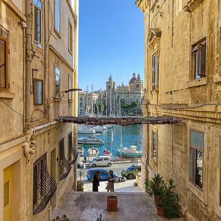 Lovely Traditional 4br Townhouse In Charming By 360 Estates