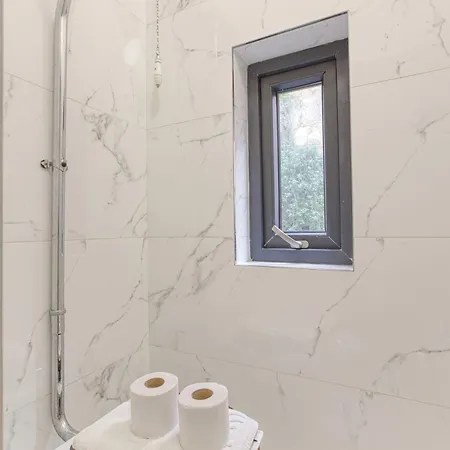 Apartment Lovely Traditional 4br Townhouse In Charming By 360 Estates