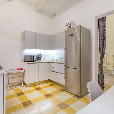 Apartment Lovely Traditional 4br Townhouse In Charming By 360 Estates