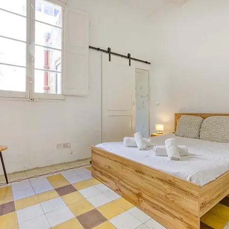 Apartment Lovely Traditional 4br Townhouse In Charming By 360 Estates *