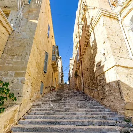 Lovely Traditional 4br Townhouse In Charming By 360 Estates *