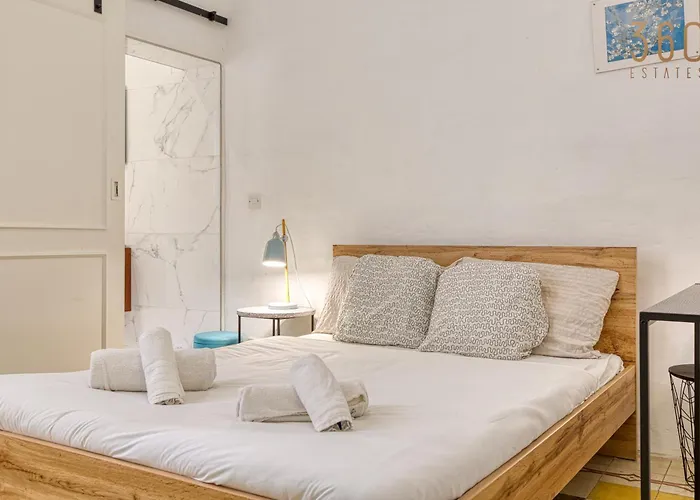 Apartment Lovely Traditional 4br Townhouse In Charming By 360 Estates