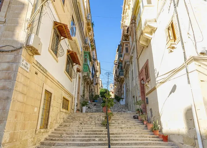 Lovely Traditional 4br Townhouse In Charming By 360 Estates