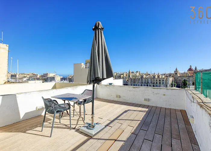 Lovely Traditional 4br Townhouse In Charming By 360 Estates