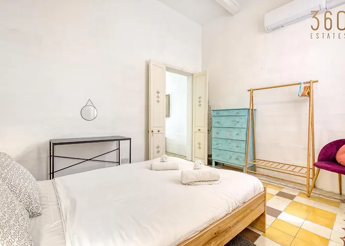 Lovely Traditional 4br Townhouse In Charming By 360 Estates Apartment *