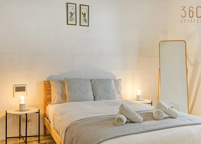 Lovely Traditional 4br Townhouse In Charming By 360 Estates Apartment *