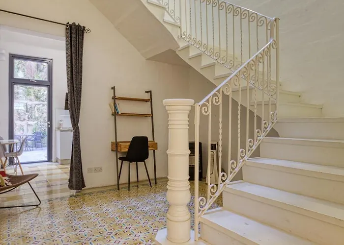 Apartment Lovely Traditional 4br Townhouse In Charming By 360 Estates