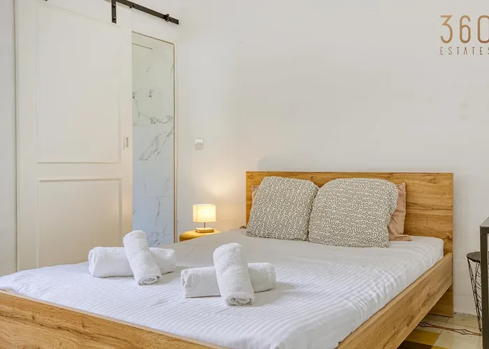 Lovely Traditional 4br Townhouse In Charming By 360 Estates Apartment *