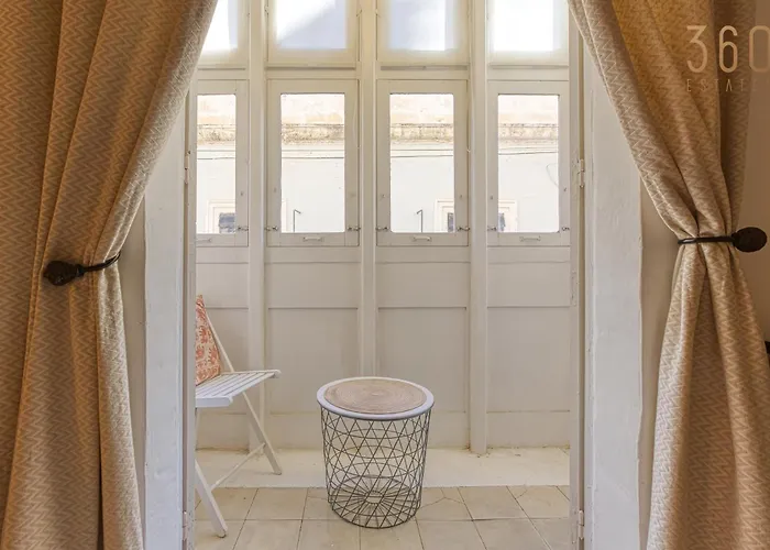 Lovely Traditional 4br Townhouse In Charming By 360 Estates Apartment