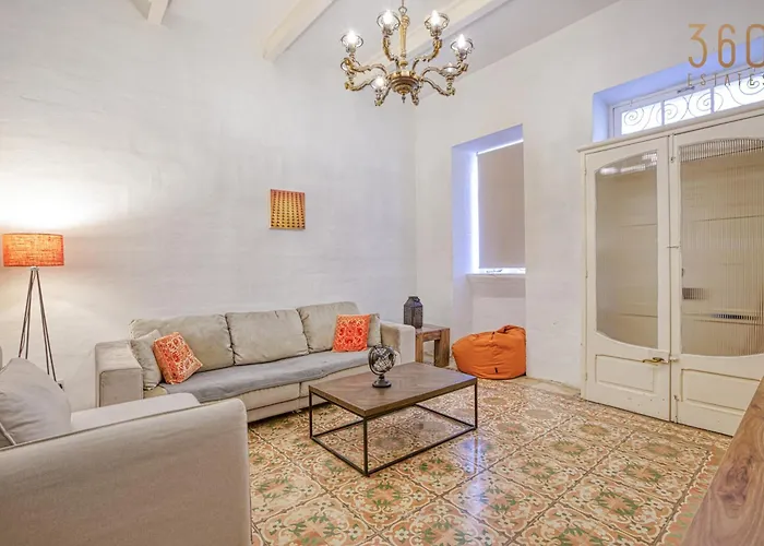 Lovely Traditional 4br Townhouse In Charming By 360 Estates Apartment *