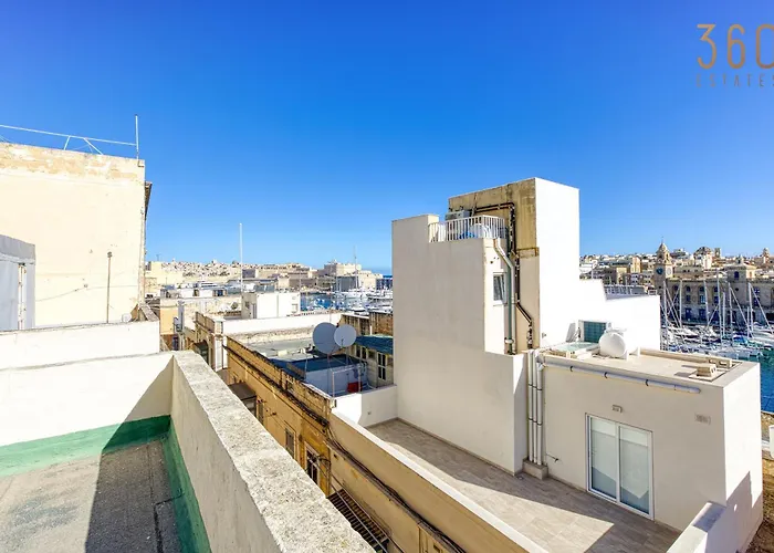 Lovely Traditional 4br Townhouse In Charming By 360 Estates