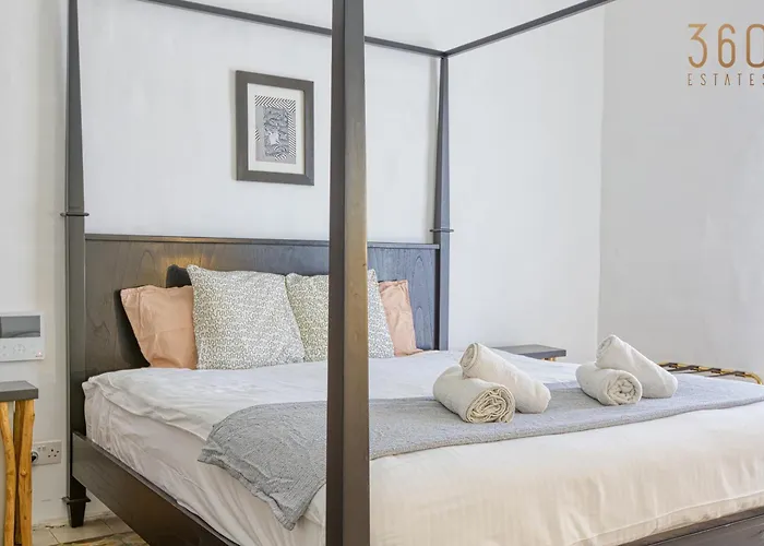 Lovely Traditional 4br Townhouse In Charming By 360 Estates