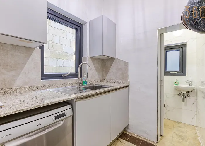 Lovely Traditional 4br Townhouse In Charming By 360 Estates Apartment *