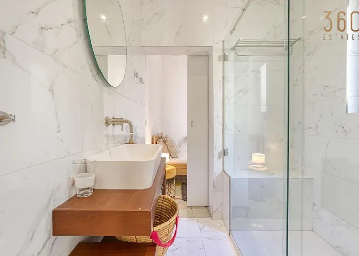 Lovely Traditional 4br Townhouse In Charming By 360 Estates Apartment