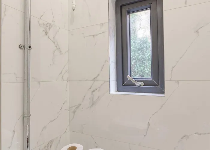 Apartment Lovely Traditional 4br Townhouse In Charming By 360 Estates