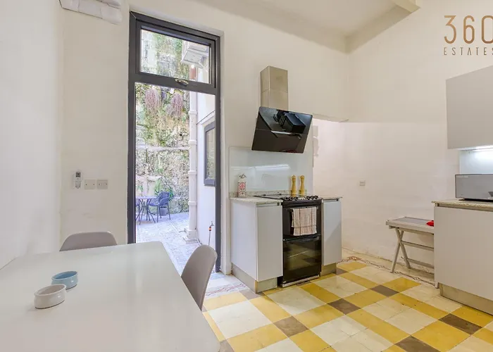 Lovely Traditional 4br Townhouse In Charming By 360 Estates Apartment *