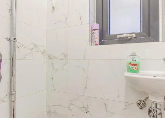 Lovely Traditional 4br Townhouse In Charming By 360 Estates *