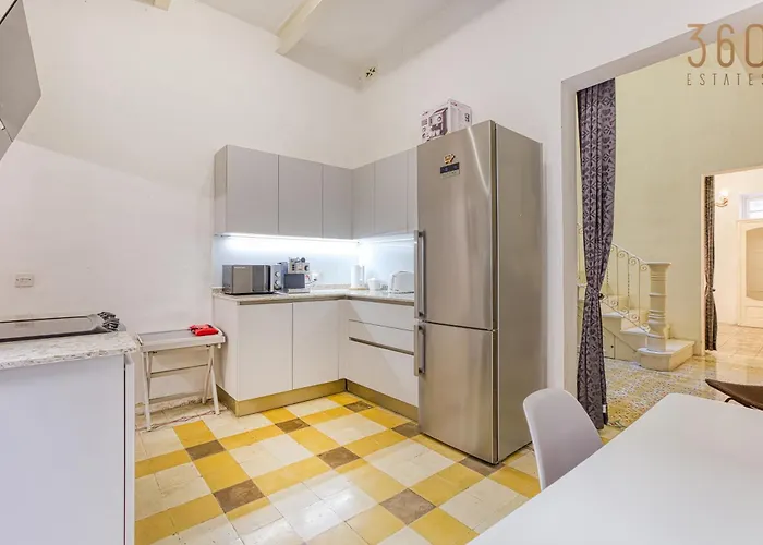 Apartment Lovely Traditional 4br Townhouse In Charming By 360 Estates